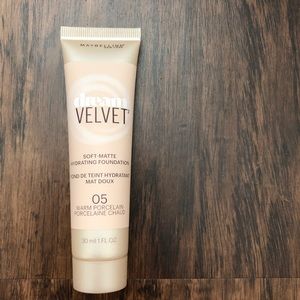 Maybelline Dream Velvet Foundation.Warm Porcelain